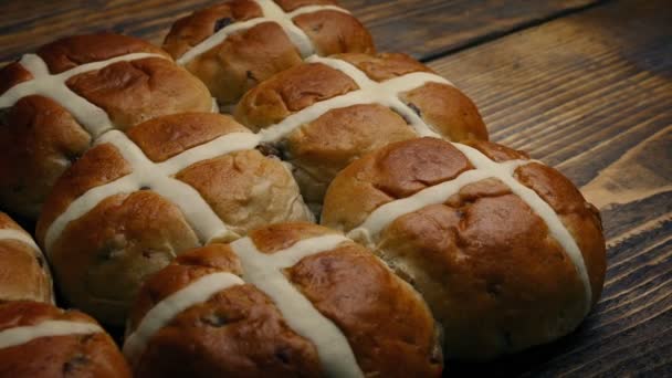 Passando Hot Cross Buns Mesa Madeira — Vídeo de Stock