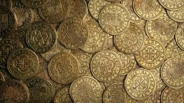 Monedas Medievales Oro Pila Giratoria Overhead Shot — Vídeo de stock