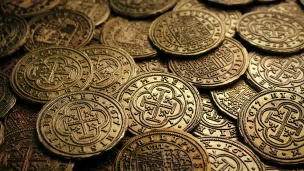 Двигаясь Над Древними Золотыми Монетами — стоковое видео