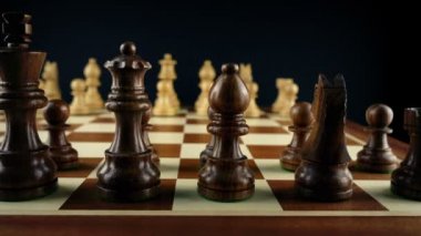Satranç tahtası - karanlık parçaları yan geçen