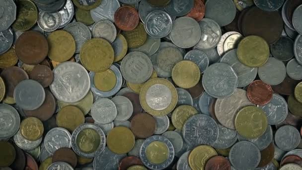 Смешанные Старые Монеты Вращаются — стоковое видео