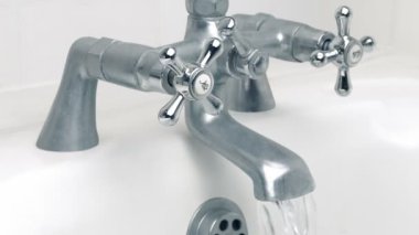 Musluklar banyo içine çalışan