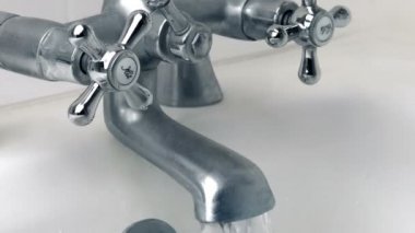 Çalışan Pan aşağı banyo musluklar