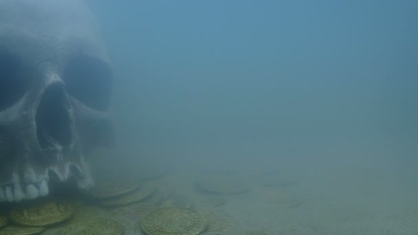 古代头骨在海盗硬币水下 — 图库视频影像