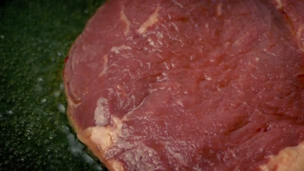 Saftige Steak Kochen Nahaufnahme — Stockvideo