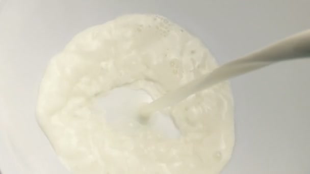 牛奶倒入搅拌碗中 — 图库视频影像