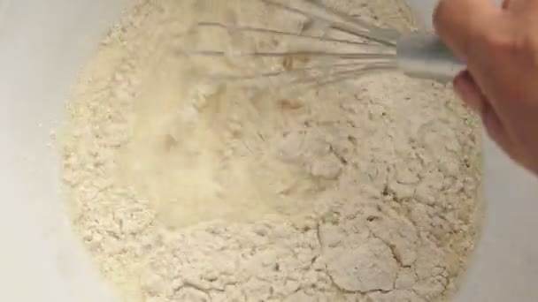 Ręki Whisking Mąkę Mieszaninę Misce — Wideo stockowe