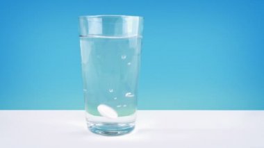 Bir bardak suda tablet parmak izleri.