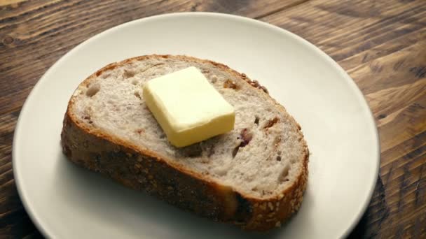 Хлеб Масло Тарелке — стоковое видео