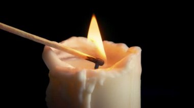 Büyük mum ile maç yaktı