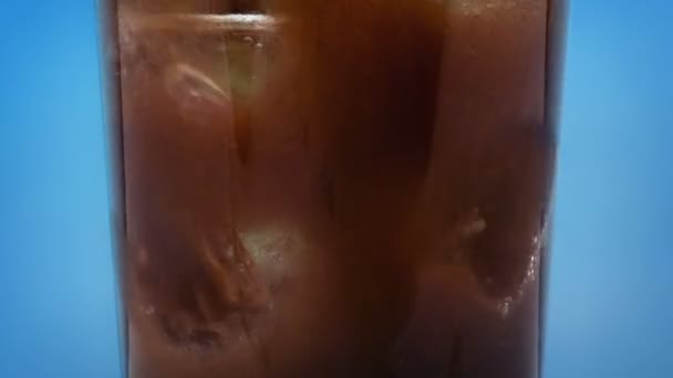 Bebida Coca Derrama Sobre Gelo Vidro — Vídeo de Stock