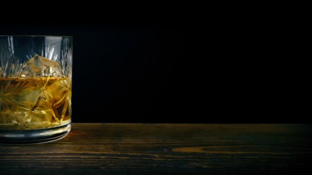 Verre Whisky Sur Table — Video