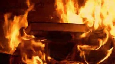 Kitap ateşe - sansür kavramı 4 atılır