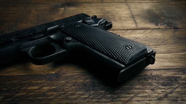 Handfeuerwaffe Auf Dem Tisch — Stockvideo