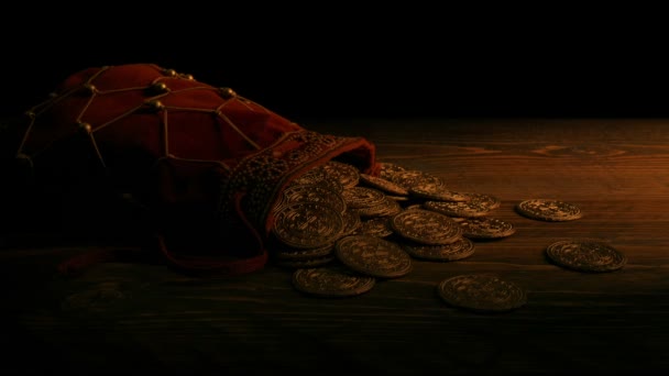 Τσάντα Των Χρυσών Νομισμάτων Στο Φως Των Κεριών — Αρχείο Βίντεο