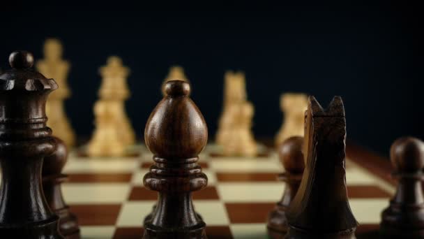 Passing Chess Pieces Gros plan 