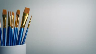 Tencerede geçen boya fırçaları