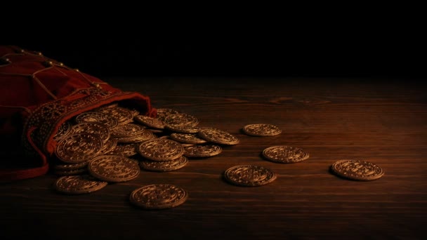 Pièces d'or dans le sac dans la lumière 