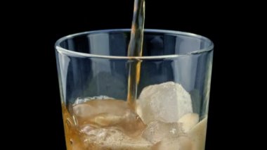 Kola cam buz küpleri ile içine dökülen