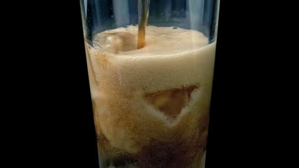 Koks Ergießt Sich Ins Glas — Stockvideo