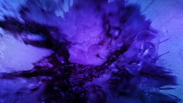 Verre de vin se brise sur le sol à la fête 