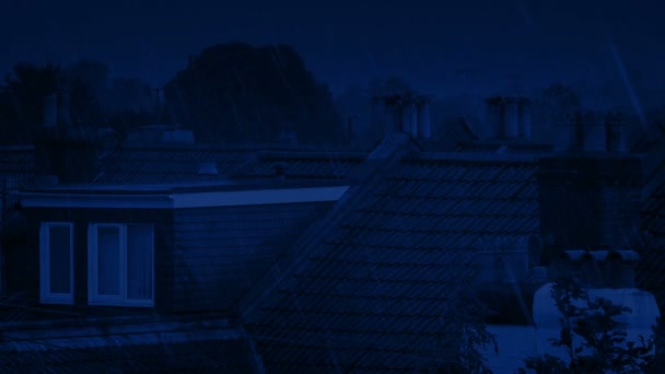 雨の夜の家屋根 — ストック動画