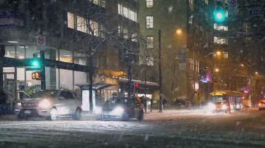 City Road gece kar fırtınası içinde