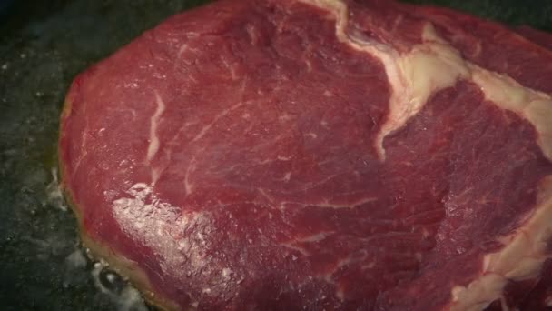 Steak Kochen Feinster Schnitt Brutzelt Pfanne — Stockvideo