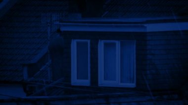 Gece yağmurda evin çatı