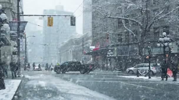 Personnes Cross City Road Dans Tempête Neige — Video