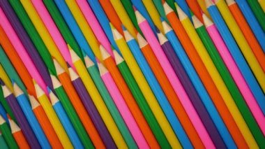 Çocuğun boyama kalem döndürme