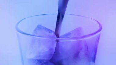 Kokain partisinde cam içine dökülür