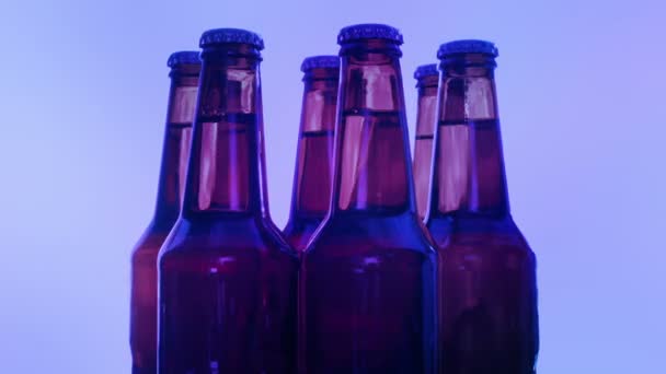 Bierflaschen Rotieren Bei Party — Stockvideo
