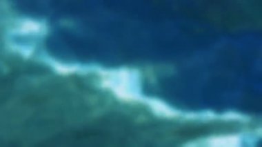 Güneşli mavi su dalgalar Bokeh