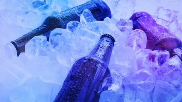 Bier Eis Rotiert Bei Party — Stockvideo