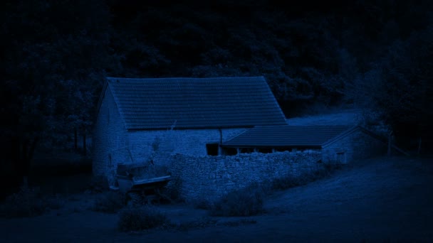 夜には古い農場建物 — ストック動画