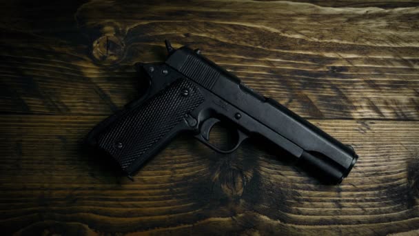 Pistola Recogida Mano Mano Enguantada — Vídeos de Stock