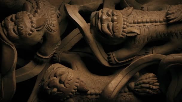 Passando Madeira Escultura Com Criaturas Míticas — Vídeo de Stock