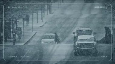 CCTV insanlar kar fırtınası meşgul yol geçiş