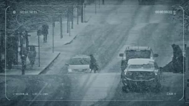 Cctv Personas Cruzando Carretera Ocupada Tormenta Nieve — Vídeos de Stock