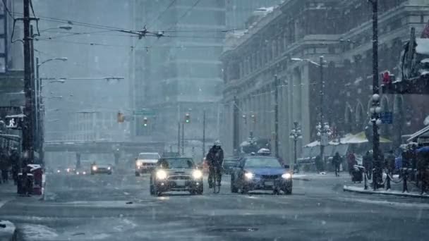 降雪でダウンタウン市内道路 — ストック動画