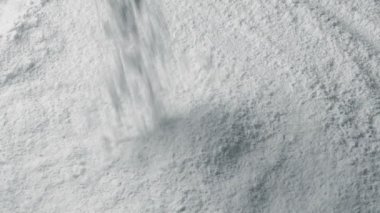 Beyaz toz dökülen yığın içine