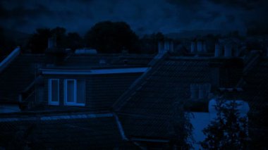 Eve Rooftops esintiyle hareketli ağaçları ile