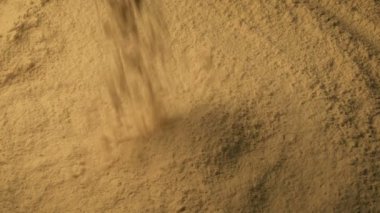 Baharat toz yığınına dökülen