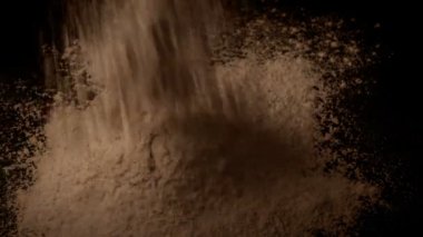 Kahverengi toz yığınına dökülür