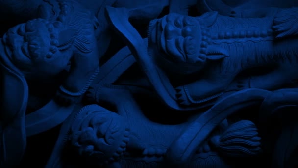 Aziatische Dragon Carving Doorgeven Gebouw Nachts — Stockvideo