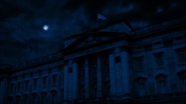 Buckingham Sarayı yukarıdaki ay ile gece