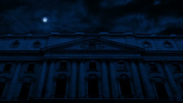 月亮下巨大古典建筑的正面 — 图库视频影像