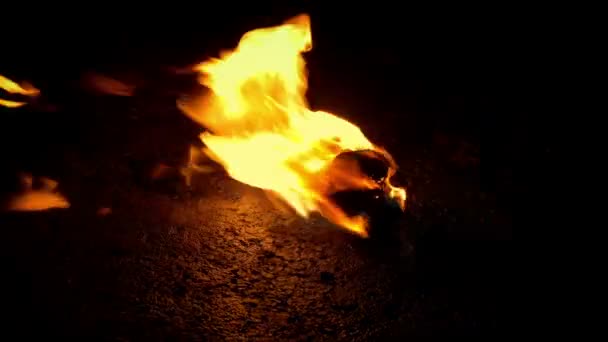 床の上の炎のボール — ストック動画