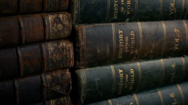 Eski kitaplar atış hareketli yığar